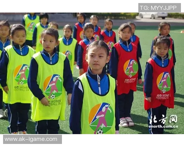 阳光下的女孩在绿茵场上尽情踢足球展现青春活力与运动魅力